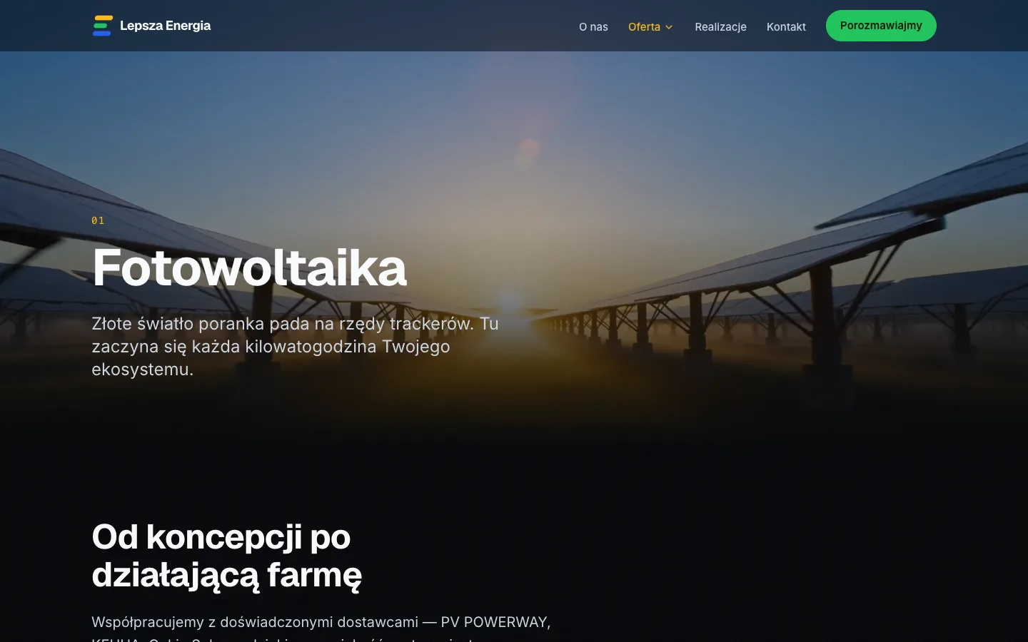Rozdział fotowoltaiki na lepszaenergia.pl: ujęcie hero z rzędami trackerów o świcie